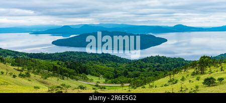 Lake Kussharo in der Sommersaison sonniger Tag. Naturlandschaft von Bihoro-toge Pass Aussichtspunkt. Akan Mashu National Park, Hokkaido, Japan Stockfoto