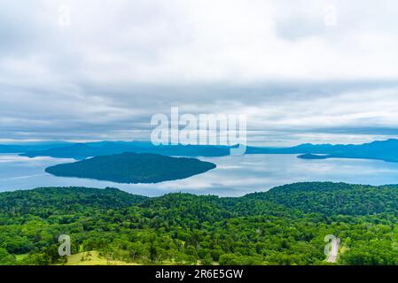 Lake Kussharo in der Sommersaison sonniger Tag. Naturlandschaft von Bihoro-toge Pass Aussichtspunkt. Akan Mashu National Park, Hokkaido, Japan Stockfoto