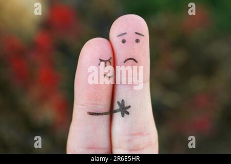 Finger Kunst des unzufrieden Paar. Der Mann ist traurig, die Frau beruhigt sie. Sie küsst und umarmt sie. Stockfoto