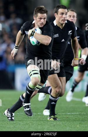 Neuseelands Kapitän Richie McCaw führt einen Angriff auf Tonga während des Eröffnungsspiels der Rugby-Weltmeisterschaft 2011 an, Eden Park, Auckland, Neuseeland, Freitag, 09. September 2011. Stockfoto