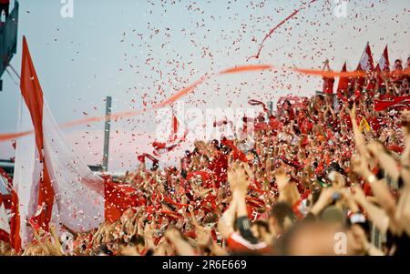 Wilde Fans bei einer Sportveranstaltung. Stockfoto