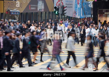 Menschenmassen auf der Straße in Hongkong, China. Hongkong ist mit sieben Millionen Einwohnern, die in ein kleines Gebiet gestopft sind, einer der am dichtesten besiedelten Teile des Planeten. Wenn als Stockfoto