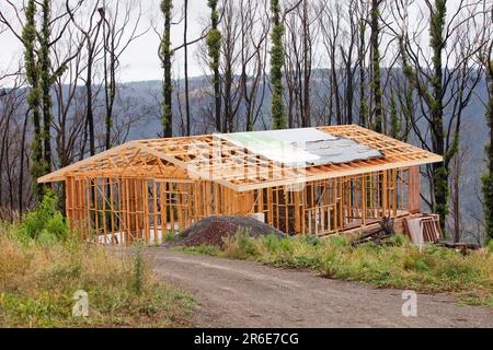 Wiederaufbau von Häusern in Kinglake, einer der am schlimmsten betroffenen Gemeinden der katastrophalen 2009 australischen Buschbrände im Staat Victoria. 173 Menschen wurden getötet und ma Stockfoto