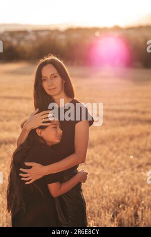 Mutterschaft. mom und Teenager Tochter, Porträt, Sonnenuntergang, Emotionen Stockfoto