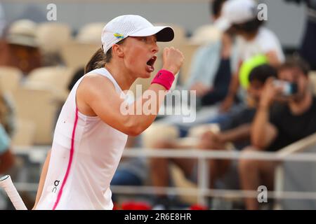 Paris, Frankreich. 08. Juni 2023. IGA Swiatek aus Polen feiert ihren Sieg gegen Beatriz Haddad Maia aus Brasilien während der French Open 2023, Roland-Garros 2023, Grand Slam Tennis Turnier, am 8. Juni 2023 im Stade Roland-Garros in Paris, Frankreich - Photo Jean Catuffe/DPPI Credit: DPPI Media/Alamy Live News Stockfoto