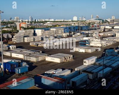 Versandcontainer in Großpackungen und -Abschnitten – Miami Port USA. Ansichten gestapelter Container im Container-Handling-Bereich des Hafens von Miami Stockfoto