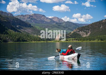 Frau mit Hund Kajak auf dem Lake San Cristobal in Colorado Stockfoto