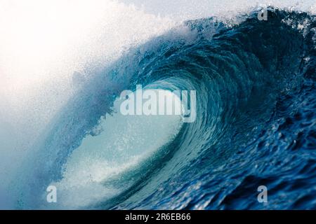 Die Teahupo'o-Welle bricht über dem Korallenriff Stockfoto