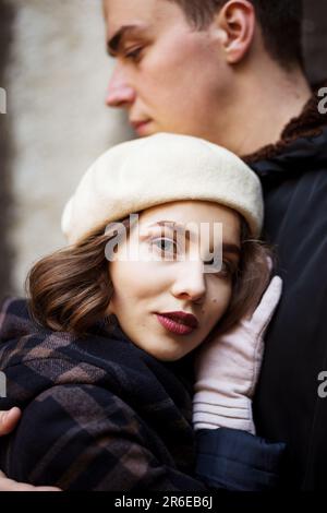 Mann und Frau stehen im Herbst mitten in der europäischen Stadt Stockfoto