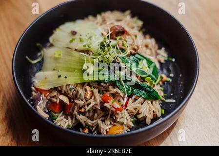 Asiatisches ethnisches Gericht aus Reis mit Gemüse Stockfoto