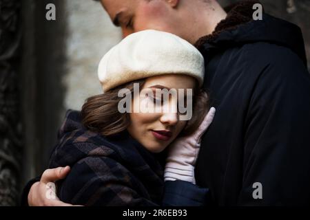 Mann und Frau stehen im Herbst mitten in der europäischen Stadt Stockfoto