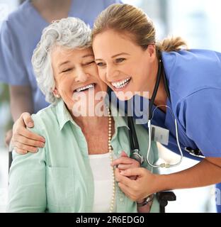 Krankenschwester, Seniorin und fröhliche Umarmung der Pflegekraft und Lächeln mit Unterstützung und Pflege im Krankenhaus. Rollstuhl, Patient und Mitarbeiter im Gesundheitswesen Hilfe Person Stockfoto