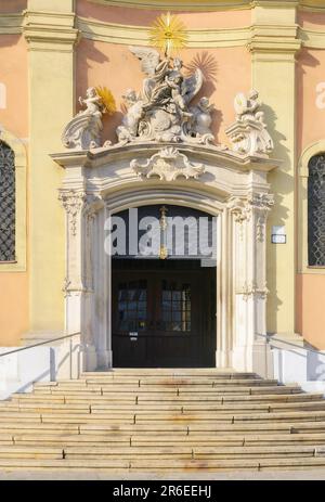 Alte Tür an der antiken Fassade. Typisches europäisches Architekturelement Stockfoto