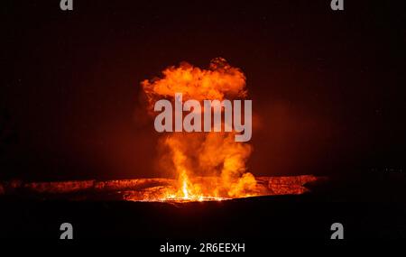Kilauea, HI, USA. 7. Juni 2023. Lava bricht im Halema'uma'U-Krater des Vulkans Kilauea aus. Nach drei Monaten der Inaktivität setzte der Vulkan Kilauea am 7. Juni 2023 in Kilauea, HI, die Ausbrüche wieder ein. Kredit: Erik Kabik Photography/Media Punch/Alamy Live News Stockfoto