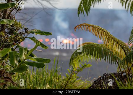Kilauea, HI, USA. 7. Juni 2023. Lava bricht im Halema'uma'U-Krater des Vulkans Kilauea aus. Nach drei Monaten der Inaktivität setzte der Vulkan Kilauea am 7. Juni 2023 in Kilauea, HI, die Ausbrüche wieder ein. Kredit: Erik Kabik Photography/Media Punch/Alamy Live News Stockfoto
