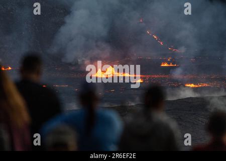 Kilauea, HI, USA. 7. Juni 2023. Zuschauer beobachten, wie Lava im Halema'uma'U-Krater des Vulkans Kilauea ausbricht. Nach drei Monaten der Inaktivität setzte der Vulkan Kilauea am 7. Juni 2023 in Kilauea, HI, die Ausbrüche wieder ein. Kredit: Erik Kabik Photography/Media Punch/Alamy Live News Stockfoto