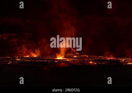 Kilauea, HI, USA. 7. Juni 2023. Lava bricht im Halema'uma'U-Krater des Vulkans Kilauea aus. Nach drei Monaten der Inaktivität setzte der Vulkan Kilauea am 7. Juni 2023 in Kilauea, HI, die Ausbrüche wieder ein. Kredit: Erik Kabik Photography/Media Punch/Alamy Live News Stockfoto