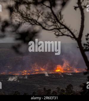 Kilauea, HI, USA. 7. Juni 2023. Lava bricht im Halema'uma'U-Krater des Vulkans Kilauea aus. Nach drei Monaten der Inaktivität setzte der Vulkan Kilauea am 7. Juni 2023 in Kilauea, HI, die Ausbrüche wieder ein. Kredit: Erik Kabik Photography/Media Punch/Alamy Live News Stockfoto