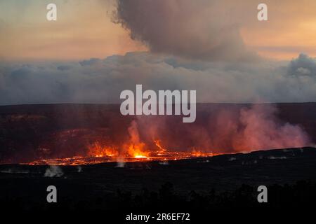 Kilauea, HI, USA. 7. Juni 2023. Lava bricht im Halema'uma'U-Krater des Vulkans Kilauea aus. Nach drei Monaten der Inaktivität setzte der Vulkan Kilauea am 7. Juni 2023 in Kilauea, HI, die Ausbrüche wieder ein. Kredit: Erik Kabik Photography/Media Punch/Alamy Live News Stockfoto
