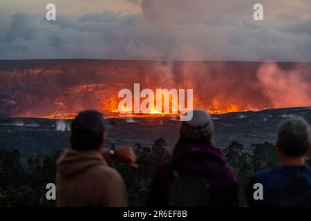 Kilauea, HI, USA. 7. Juni 2023. Zuschauer beobachten, wie Lava im Halema'uma'U-Krater des Vulkans Kilauea ausbricht. Nach drei Monaten der Inaktivität setzte der Vulkan Kilauea am 7. Juni 2023 in Kilauea, HI, die Ausbrüche wieder ein. Kredit: Erik Kabik Photography/Media Punch/Alamy Live News Stockfoto