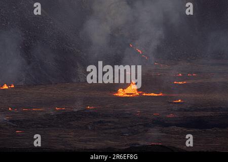 Kilauea, HI, USA. 7. Juni 2023. Lava bricht im Halema'uma'U-Krater des Vulkans Kilauea aus. Nach drei Monaten der Inaktivität setzte der Vulkan Kilauea am 7. Juni 2023 in Kilauea, HI, die Ausbrüche wieder ein. Kredit: Erik Kabik Photography/Media Punch/Alamy Live News Stockfoto
