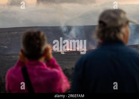 Kilauea, HI, USA. 7. Juni 2023. Zuschauer beobachten, wie Lava im Halema'uma'U-Krater des Vulkans Kilauea ausbricht. Nach drei Monaten der Inaktivität setzte der Vulkan Kilauea am 7. Juni 2023 in Kilauea, HI, die Ausbrüche wieder ein. Kredit: Erik Kabik Photography/Media Punch/Alamy Live News Stockfoto