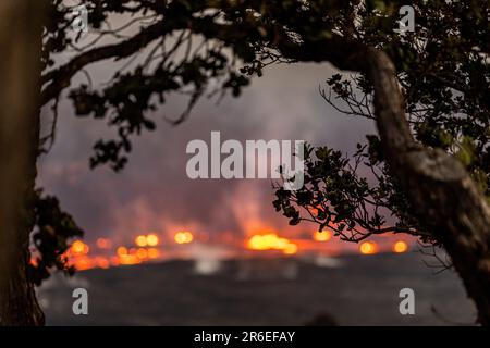 Kilauea, HI, USA. 7. Juni 2023. Lava bricht im Halema'uma'U-Krater des Vulkans Kilauea aus. Nach drei Monaten der Inaktivität setzte der Vulkan Kilauea am 7. Juni 2023 in Kilauea, HI, die Ausbrüche wieder ein. Kredit: Erik Kabik Photography/Media Punch/Alamy Live News Stockfoto