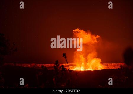 Kilauea, HI, USA. 7. Juni 2023. Lava bricht im Halema'uma'U-Krater des Vulkans Kilauea aus. Nach drei Monaten der Inaktivität setzte der Vulkan Kilauea am 7. Juni 2023 in Kilauea, HI, die Ausbrüche wieder ein. Kredit: Erik Kabik Photography/Media Punch/Alamy Live News Stockfoto