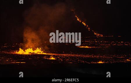 Kilauea, HI, USA. 7. Juni 2023. Lava bricht im Halema'uma'U-Krater des Vulkans Kilauea aus. Nach drei Monaten der Inaktivität setzte der Vulkan Kilauea am 7. Juni 2023 in Kilauea, HI, die Ausbrüche wieder ein. Kredit: Erik Kabik Photography/Media Punch/Alamy Live News Stockfoto