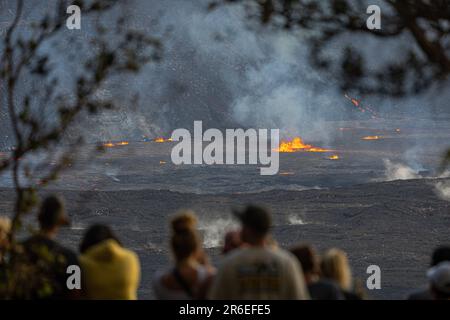 Kilauea, HI, USA. 7. Juni 2023. Zuschauer beobachten, wie Lava im Halema'uma'U-Krater des Vulkans Kilauea ausbricht. Nach drei Monaten der Inaktivität setzte der Vulkan Kilauea am 7. Juni 2023 in Kilauea, HI, die Ausbrüche wieder ein. Kredit: Erik Kabik Photography/Media Punch/Alamy Live News Stockfoto