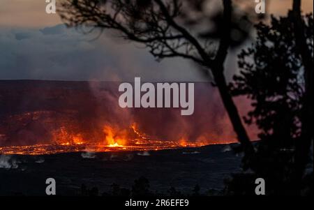 Kilauea, HI, USA. 7. Juni 2023. Lava bricht im Halema'uma'U-Krater des Vulkans Kilauea aus. Nach drei Monaten der Inaktivität setzte der Vulkan Kilauea am 7. Juni 2023 in Kilauea, HI, die Ausbrüche wieder ein. Kredit: Erik Kabik Photography/Media Punch/Alamy Live News Stockfoto