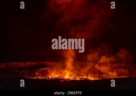 Kilauea, HI, USA. 7. Juni 2023. Lava bricht im Halema'uma'U-Krater des Vulkans Kilauea aus. Nach drei Monaten der Inaktivität setzte der Vulkan Kilauea am 7. Juni 2023 in Kilauea, HI, die Ausbrüche wieder ein. Kredit: Erik Kabik Photography/Media Punch/Alamy Live News Stockfoto