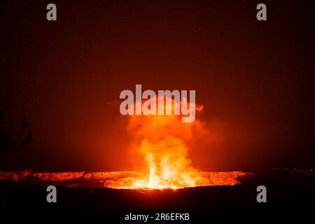 Kilauea, HI, USA. 7. Juni 2023. Lava bricht im Halema'uma'U-Krater des Vulkans Kilauea aus. Nach drei Monaten der Inaktivität setzte der Vulkan Kilauea am 7. Juni 2023 in Kilauea, HI, die Ausbrüche wieder ein. Kredit: Erik Kabik Photography/Media Punch/Alamy Live News Stockfoto