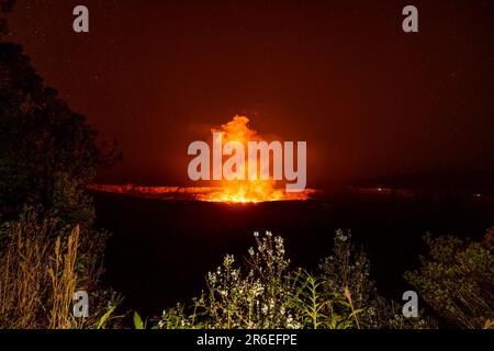 Kilauea, HI, USA. 7. Juni 2023. Lava bricht im Halema'uma'U-Krater des Vulkans Kilauea aus. Nach drei Monaten der Inaktivität setzte der Vulkan Kilauea am 7. Juni 2023 in Kilauea, HI, die Ausbrüche wieder ein. Kredit: Erik Kabik Photography/Media Punch/Alamy Live News Stockfoto