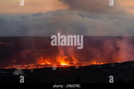 Kilauea, HI, USA. 7. Juni 2023. Lava bricht im Halema'uma'U-Krater des Vulkans Kilauea aus. Nach drei Monaten der Inaktivität setzte der Vulkan Kilauea am 7. Juni 2023 in Kilauea, HI, die Ausbrüche wieder ein. Kredit: Erik Kabik Photography/Media Punch/Alamy Live News Stockfoto