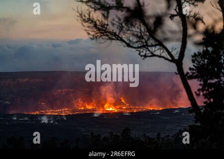 Kilauea, HI, USA. 7. Juni 2023. Lava bricht im Halema'uma'U-Krater des Vulkans Kilauea aus. Nach drei Monaten der Inaktivität setzte der Vulkan Kilauea am 7. Juni 2023 in Kilauea, HI, die Ausbrüche wieder ein. Kredit: Erik Kabik Photography/Media Punch/Alamy Live News Stockfoto