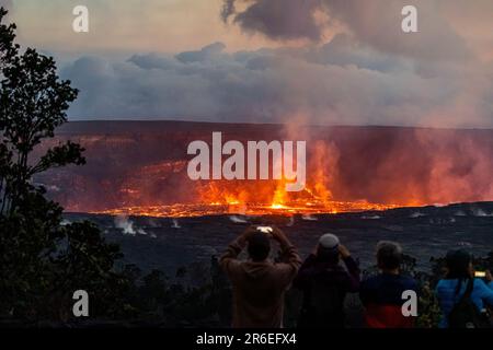 Kilauea, HI, USA. 7. Juni 2023. Lava bricht im Halema'uma'U-Krater des Vulkans Kilauea aus. Nach drei Monaten der Inaktivität setzte der Vulkan Kilauea am 7. Juni 2023 in Kilauea, HI, die Ausbrüche wieder ein. Kredit: Erik Kabik Photography/Media Punch/Alamy Live News Stockfoto