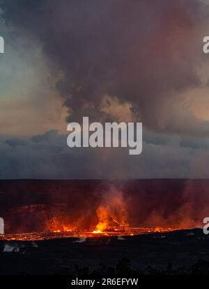 Kilauea, HI, USA. 7. Juni 2023. Lava bricht im Halema'uma'U-Krater des Vulkans Kilauea aus. Nach drei Monaten der Inaktivität setzte der Vulkan Kilauea am 7. Juni 2023 in Kilauea, HI, die Ausbrüche wieder ein. Kredit: Erik Kabik Photography/Media Punch/Alamy Live News Stockfoto