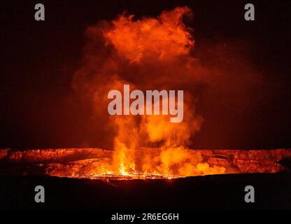 Kilauea, HI, USA. 7. Juni 2023. Lava bricht im Halema'uma'U-Krater des Vulkans Kilauea aus. Nach drei Monaten der Inaktivität setzte der Vulkan Kilauea am 7. Juni 2023 in Kilauea, HI, die Ausbrüche wieder ein. Kredit: Erik Kabik Photography/Media Punch/Alamy Live News Stockfoto