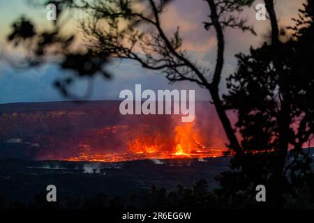 Kilauea, HI, USA. 7. Juni 2023. Lava bricht im Halema'uma'U-Krater des Vulkans Kilauea aus. Nach drei Monaten der Inaktivität setzte der Vulkan Kilauea am 7. Juni 2023 in Kilauea, HI, die Ausbrüche wieder ein. Kredit: Erik Kabik Photography/Media Punch/Alamy Live News Stockfoto