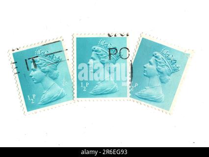 Eine Montage blauer 0,5p-Briefmarken aus Großbritannien mit einem Porträt von Königin Elizabeth II. Auf weißem Hintergrund. Stockfoto