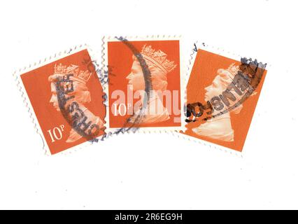 Eine Montage orangefarbener 10p-Briefmarken aus Großbritannien mit einem Porträt von Königin Elizabeth II. Auf weißem Hintergrund. Stockfoto