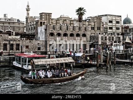 Der Dubai Creek ist ein natürlicher Eingang des Persischen Golfs, der die Stadt Dubai in die Bezirke Bur Dubai und Deira teilt Stockfoto