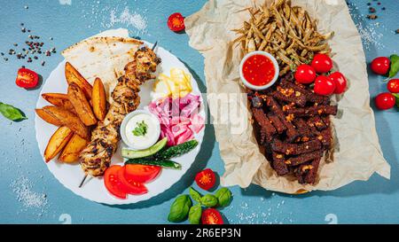 Zwei weiße Teller mit köstlicher mexikanischer Küche Stockfoto