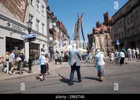 Eine Prozession führt durch die Straßen der Stadt, die Gläubigen halten Banner mit Bildern der Heiligen. Auf dem Festmahl von Corpus Christi führte eine Prozession durch die Straßen von Danzig. Davor gab es eine Messe in der Marienkirche. Die Heiligkeit des heiligsten Körpers und Blutes Christi, in der populären Tradition als Corpus Christi bekannt, ist ein Festmahl zu Ehren des Heiligen Sakraments. Für Katholiken ist es ein bewegliches Festmahl, das sie verpflichtet, zur Messe zu gehen, 60 Tage nach Ostern. (Foto: Agnieszka Pazdykiewicz/SOPA Images/Sipa USA) Stockfoto