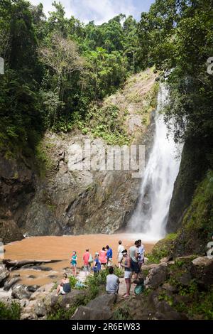 Touristen am Wasserfall, Navua River, Pacific Harbour, Viti Levu, Fidschi, Fidschi-Inseln, Navua-Fluss, Fidschi Stockfoto