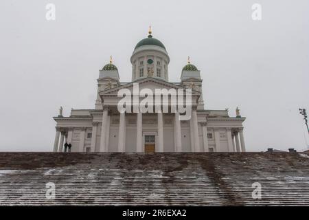 Die Kathedrale von Helsinki an einem bewölkten Morgen im Winter. 170 Jahre altes Wunderwerk im neoklassizistischen Stil. Stockfoto