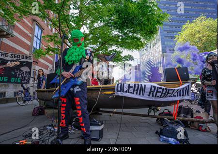 Das Ministerium für Klima, Den Haag, Niederlande. Donnerstag, 8. Juni 2023. Die Gruppe der Klimaaktivisten „Ocean Rebellion“ veranstaltete heute Nachmittag einen lauten Protest vor niederländischen Ministerialgebäuden in Den Haag: Dem Klimaministerium. Repräsentantenhaus, Ministerium für Infrastruktur, Ministerium für Wasserwirtschaft und Außenministerium. Alle waren dem Klang einer schweren Fleischband ausgesetzt, „The Polymetallic Nodules“, die in maximaler Lautstärke gegen den Tiefseebergbau und die Plünderung der Ozeane protestierte. Motiv: Heavy-Metal-Band von Ocean Rebellion, „The Polymetalli Stockfoto