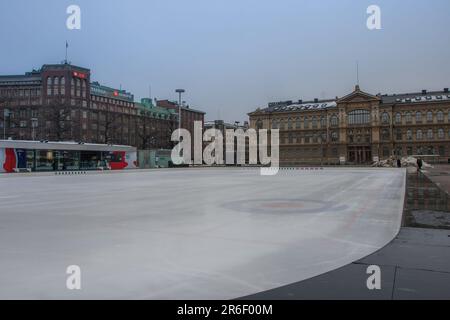 Schlittschuhbahn vor Ateneum, Finnische Nationalgalerie, Rautatientori-Platz, Helsinki, Finnland. Stockfoto