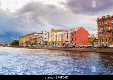 Ufer des Flusses Fontanka in St. Petersburg. St. Petersburg, Russland - 14. Juli 2022. Stockfoto